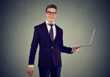 Mutlu genç iş adamı yeni bir hafif dizüstü bilgisayar seçiyor.