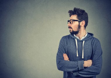 Yan tarafa bakan kendine güvenen yakışıklı bir adamın portresi. 