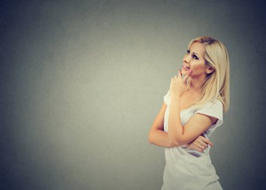 Mutlu genç kadın portresi. Düşünüyor, hayal kuruyor. 