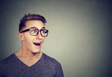 Şaşırmış adam yeni bir söylentiyi dikkatle dinliyor. 