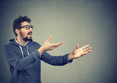 Genç adam yardım istiyor. Kollarını kaldırıp yardım dileniyor. 