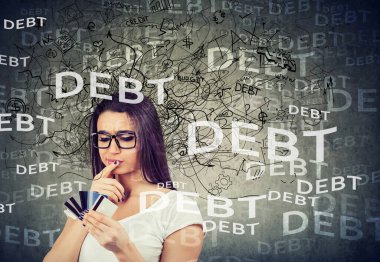 Büyük miktarda borç ile ilgili kadın çok sayıda kredi kartı arıyor korkuttu
