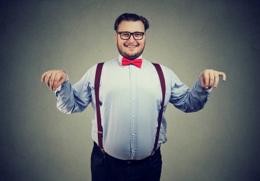 İş adamı karar verirken tüm artıları ve eksileri değerlendirir.