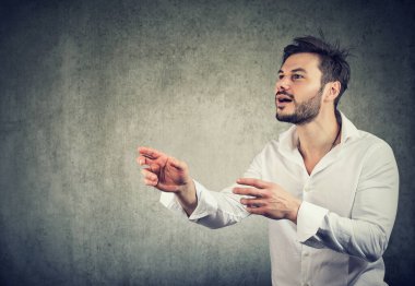 Genç iş adamı bir şeyler yakalamaya çalışıyor.