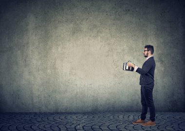 Elinde çömlek olan genç adam. 