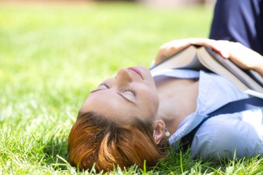 güzel kızın rahatlatıcı Bahçe çim üzerinde yalan