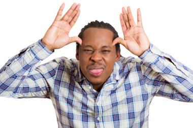 Dilini dışarı çıkaran genç bir adamın portresi.