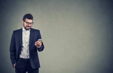 Cep telefonu kullanan genç bir iş adamı.