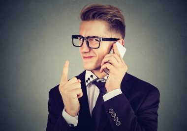 İş adamı telefonla ilgili sahte bir söz veriyor. 