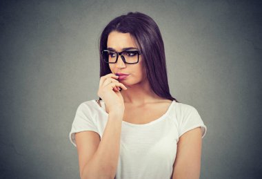 Gözlüklü, düşünceli genç bir kadın. 