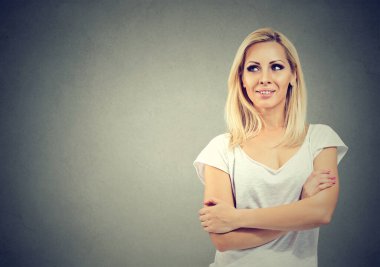Mutlu, düşünceli kadın, karar ve planlama konsepti, gri stüdyo geçmişi. 