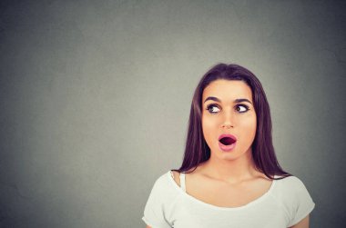 Şok olmuş genç bir kadının portresi bazı söylentiler duyuyor. 