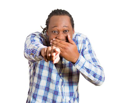 Mutlu bir genç adam portresi, gülüyor, birini işaret ediyor, bir şey, beyaz arka planda izole edilmiş. Olumlu insan yüzü ifadeleri 