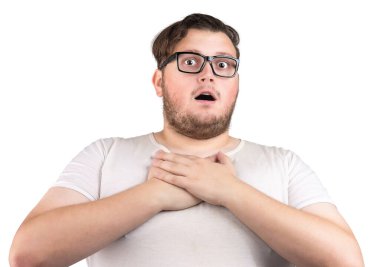 Şaşırdım gözlüklü genç adam.