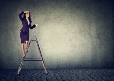 Güzel iş kadını uzakta seyir merdiven