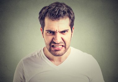 Kızgın bir adam portresi 