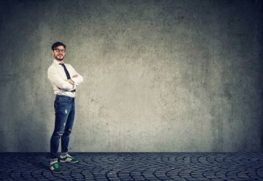 Kendine güveni tam genç bir adamın portresi. 