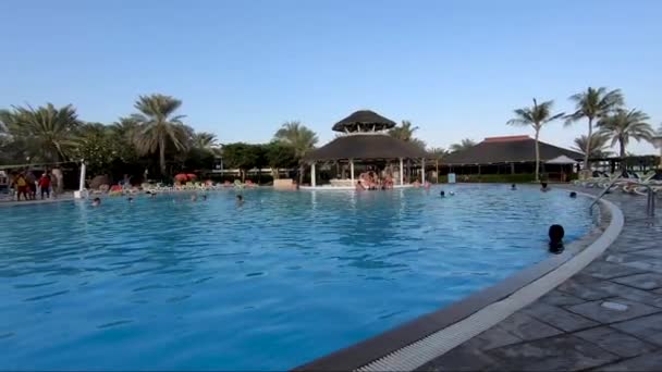2021年12月27日 阿拉伯联合酋长国富查伊拉 游客们在富查伊拉罗塔纳度假胜地的主游泳池和富查伊拉温泉享受着美好的一天 — 图库视频影像