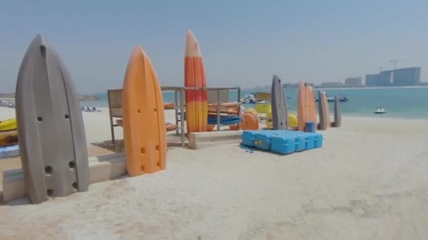 Vattensporter Utrustning För Uthyrning Visas Strand Emiratet Ras Khaimah Förenade — Stockvideo