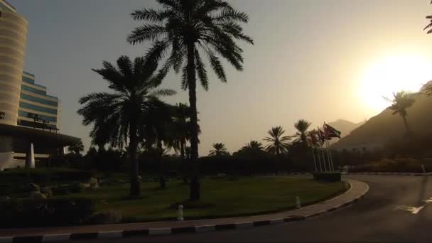 アラブ首長国連邦のフジャイラ 2021年11月18日 フジャイラの首長国の日没で美しい5つ星のプロパティ メリディアン アカビーチリゾートの輝くファサード — ストック動画
