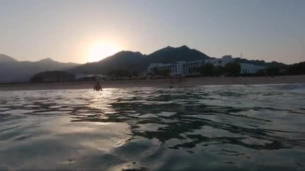 アラブ首長国連邦のフジャイラ 2021年9月28日 フジャイラの首長国のインターコンチネンタルフジャイラリゾートビーチで日没時に海でのディップを楽しむ — ストック動画