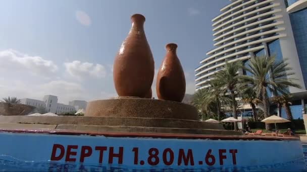 Fujairah Єднані Арабські Емірати Листопада 2021 Красивий Фонтан Головному Басейні — стокове відео