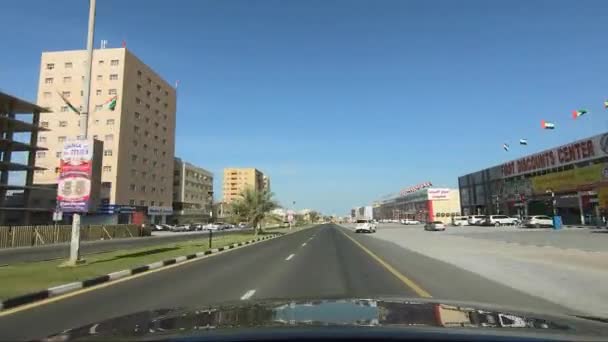 アラブ首長国連邦のフジャイラ 2021年9月28日 はっきりとマークされ フジャイラの首長国の美しいよく維持された道路上の晴れた日に運転 — ストック動画
