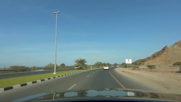 2021年9月28日 阿拉伯联合酋长国富查伊拉 在富查伊拉酋长国海岸美丽的风景秀丽的道路上开车 — 图库视频影像