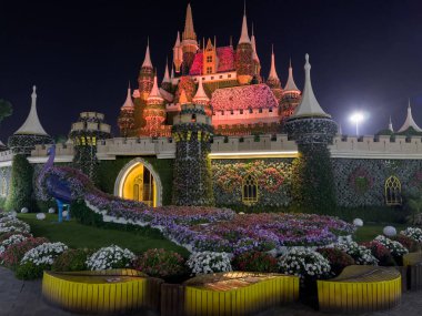 Dubai, Birleşik Arap Emirlikleri - 17 Kasım 2021: Dubai Mucize Bahçesi bir sürü çiçekten yapılmış büyük ve güzel bir kale manzaralı.