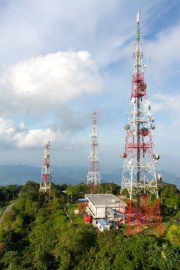 Telekomünikasyon kuleleri güzel mavi gökyüzü arkaplanına sahip antenlerle Gunung raya Dağı, Langkawi, Malezya 'nın en yüksek zirveleri.