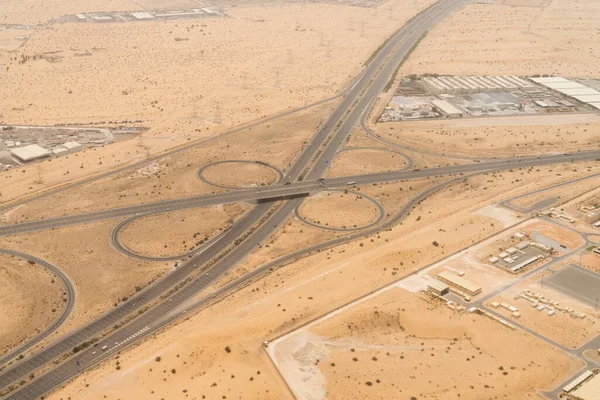 Antenn Dag Syn Motorväg Med Förhöjd Utbyte Ett Ökenlandskap Dubai — Stockfoto