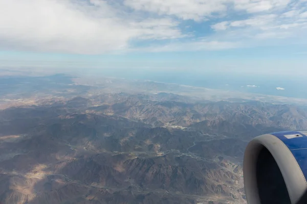 Flugzeugfenster Luftaufnahme Der Landschaft Mit Den Wolken Die Dunkle Schatten — Stockfoto