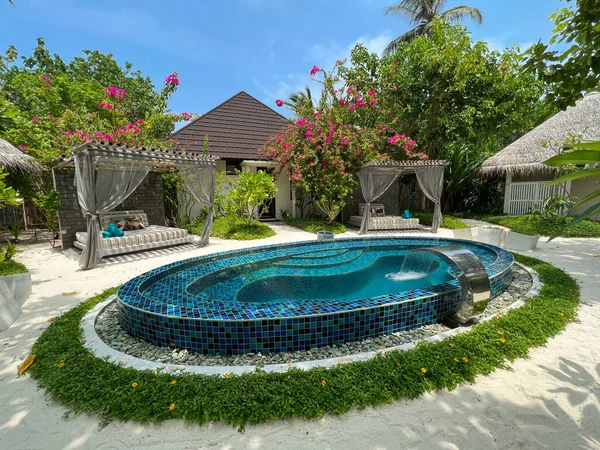 Fushifaru Maldives 3Rd May 2022 Beautiful Pool Large Outdoor Beds — Stock Photo, Image
