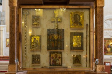 Tiflis, Gürcistan - 23 Eylül 2015: Ortodoks Hıristiyanlığına ait kalıntılar ve semboller, Tsminda Sameba Kilisesi olarak da bilinen Kutsal Üçlü Katedrali 'ndeki cam bir dolapta sergilendi.