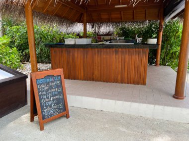 Günlük menü panosunda açık deniz ürünleri pişirme istasyonunda fiyatlı ürünler gösteriliyor.