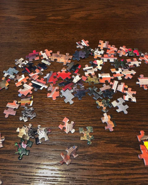 Ein Paar Puzzleteile Verstreut Auf Dem Holzboden — Stockfoto