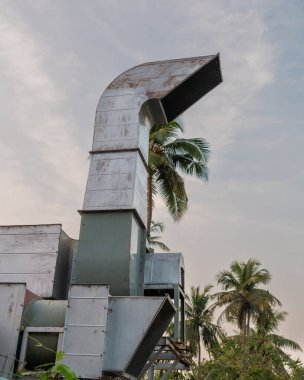 Gün boyunca merkezi havalandırma ve havalandırma sisteminin dış ünitesi ve gökyüzü arkaplanı.