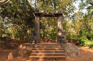 Eski Goa, Hindistan - 19 Aralık 2022: 16. yüzyıldan kalma Adil Şah sarayından bir kalıntı, saraydan 1820 'de yıkılan taş bir kapı..
