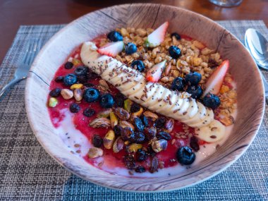 Renkli, lezzetli ve besleyici acai kasesi. Sağlıklı bir kase kahvaltı veya yemek..