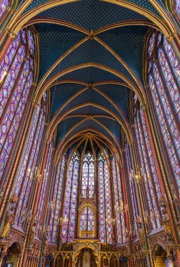 Paris, Fransa - 24 Haziran 2024: Sainte-Chapelle 'in güney ve kuzey duvarlarında üst Şapel' in Maymunu manzaralı büyük vitray pencereleri.