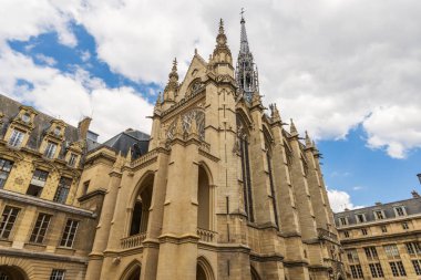 Paris, Fransa - 24 Haziran 2024: Sainte-Chapelle 'in dış görünüşü, Gotik bir Kraliyet Şapeli ve Fransa Kralları' nın 14. yüzyıla kadar yaşadığı yer. Bir yaz gününde mavi gökyüzü.