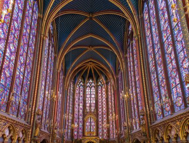 Paris, Fransa - 24 Haziran 2024: Sainte-Chapelle 'in güney ve kuzey duvarlarında üst Şapel' in Maymunu manzaralı büyük vitray pencereleri.