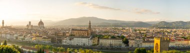 Floransa 'nın panoramik manzarası. Floransa, İtalya' daki Piazzale Michelangelo 'da gün batımından hemen önce, önemli tarihi işaretler görülüyor..