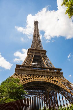 Mavi gökyüzüne karşı Eyfel Kulesi 'nin uzun ve ikonik insan yapımı yapısının güzel bir alçak açılı görüntüsü. Fransa, Paris 'in ünlü simgesi..