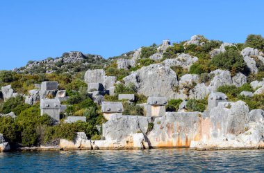 Türkiye 'nin Kekova adasının karşısındaki modern Kalekoy (antik Simena) ve Ucagiz (antik Teimioussa) köyleri yakınlarındaki Akdeniz kıyısında antik Lycian lahitleri bulunmaktadır.