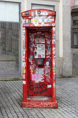 Portekiz Caddesi 'ndeki eski kırmızı Porto Oporto telefon kulübesi.
