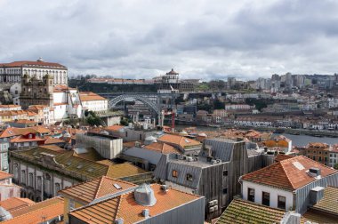 O Porto Portekiz 'in panoramik manzarası çatıları ve Dom Luis I metal köprüsü arka planda bulutlu bir kış gününde