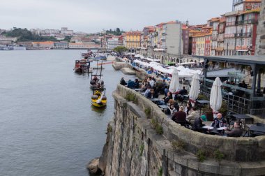 Portekiz, O Porto 'daki Douro Nehri' nin teraslarının ve kıyılarının keyfini çıkaran insanlar.