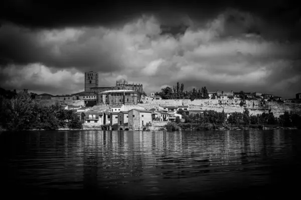 Duero Nehri 'nin yanındaki Zamora şehrinin dramatik panoramik manzarası.