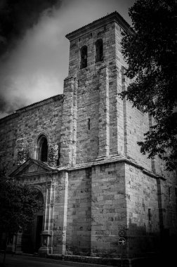Zamora 'da çan kulesi ve bulutları olan siyah beyaz taş kilise, ana cephe açısı